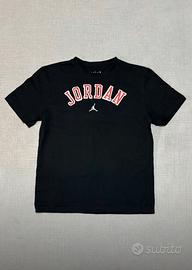 T-shirt Jordan nera con logo rosso e bianco.