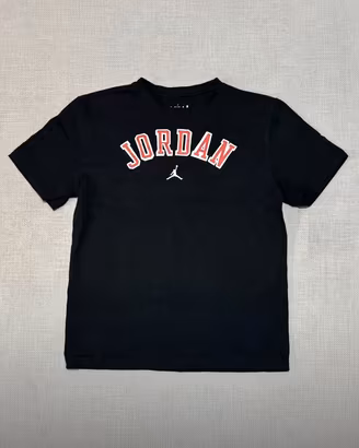 T-shirt Jordan nera con logo rosso e bianco.