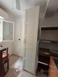 Armadio in legno bianco