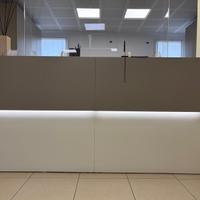 Reception moderna con doppia scrivania e led