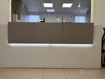 Reception moderna con doppia scrivania e led