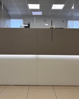 Reception moderna con doppia scrivania e led