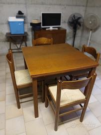 Tavolo in legno massello allungabile più 4 sedie