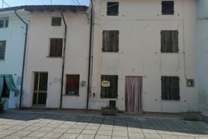 3 immobili da ristrutturare con grande giardino