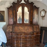 Antico mobile a ribalta con alzata