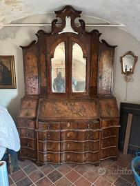 Antico mobile a ribalta con alzata