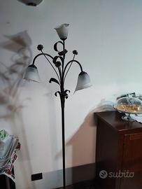 Lampada da terra motivo floreale