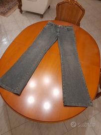 Jeans neri da donna marca Gaudi'.