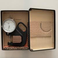 Comparatore di spessore o micrometro a quadrante.