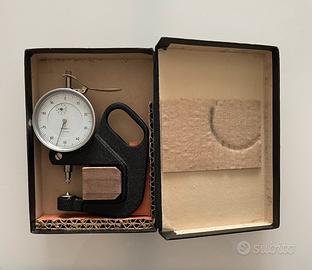 Comparatore di spessore o micrometro a quadrante.