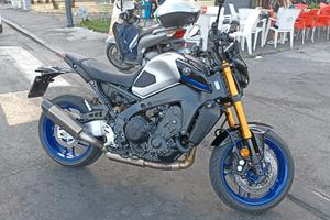 Yamaha MT09 SP 2022 con scarico completo Akrapovic