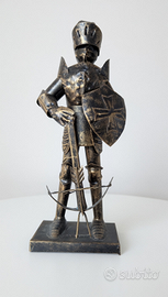 Statua vintage cavaliere medievale in ferro