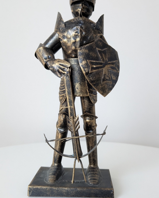 Statua vintage cavaliere medievale in ferro