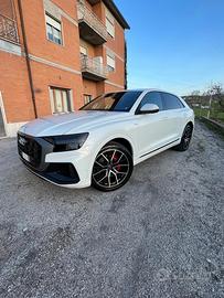 Audi Q8 (4 Sline)
