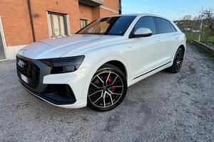 Audi Q8 (4 Sline)