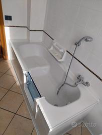 Vasca da bagno con sportellino