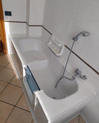 Vasca da bagno con sportellino