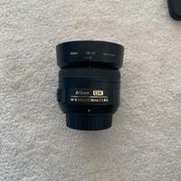 Obiettivo Nikon AF-S DX 35mm f/1.8G con paraluce