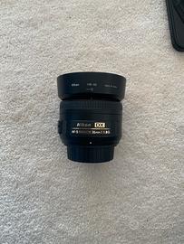 Obiettivo Nikon AF-S DX 35mm f/1.8G con paraluce