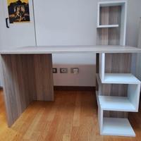 Scrivania moderna con scaffali