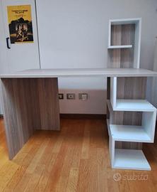 Scrivania moderna con scaffali