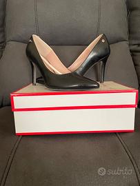 Scarpe eleganti con tacco alto.