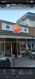 Pizza d'asporto con posti a sedere e angolo bar,