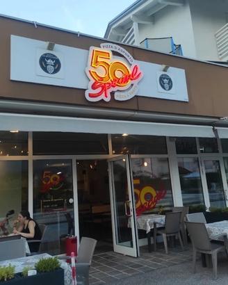 Pizza d'asporto con posti a sedere e angolo bar,