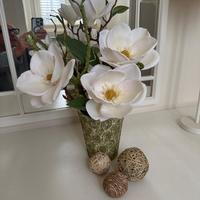 VASO DECORATO A MANO CON FIORI  ARTIFICIALI