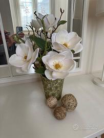 VASO DECORATO A MANO CON FIORI  ARTIFICIALI