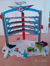 GARAGE  HOTWHEELS + 4 MACCHININE