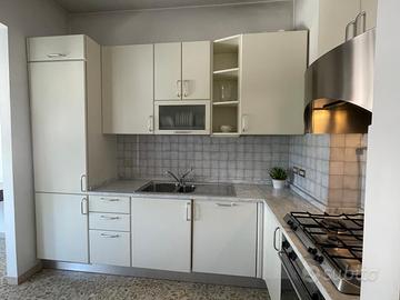 CUCINA con piano in marmo di Carrara