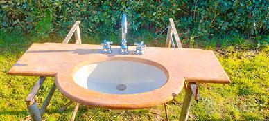 Lavandino in marmo rosa con rubinetto