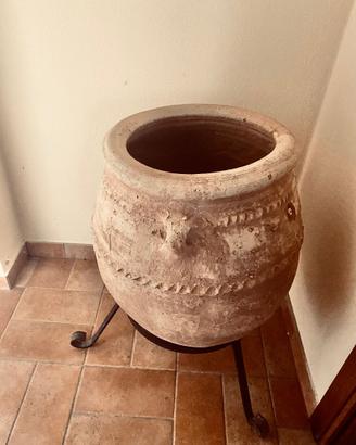 Orcio in terracotta con supporto in ferro battuto