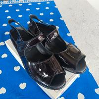 sandali ortopedici in vernice 