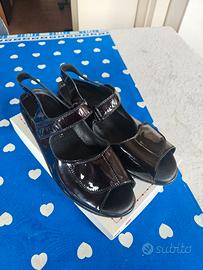 sandali ortopedici in vernice 