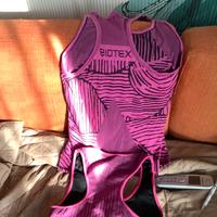 Canottiera sportiva con reggiseno sportivo abbin
