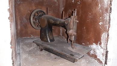 Antica macchina da cucire Austin