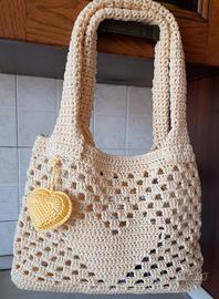 borsa realizzata all'uncinetto 
