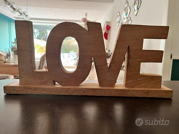 Scritta LOVE in legno
