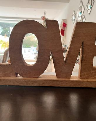 Scritta LOVE in legno