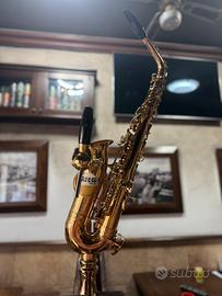 Spillatore per birra a forma di sassofono