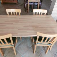 Tavolo da cucina con sedie