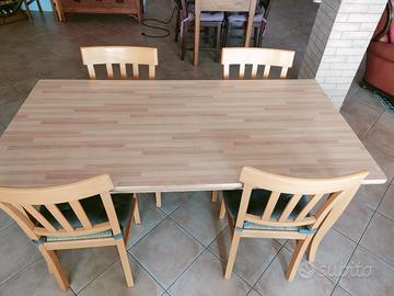 Tavolo da cucina con sedie