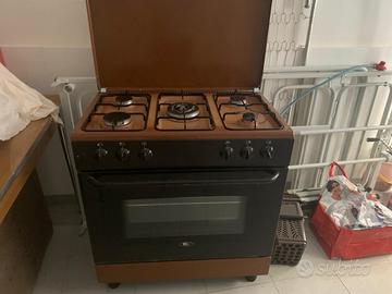 cucina piano cottura con forno
