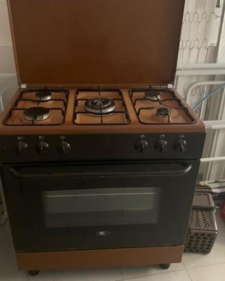 cucina piano cottura con forno