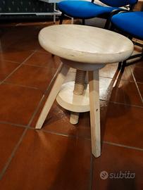 sgabello in legno oggetto d'arte
