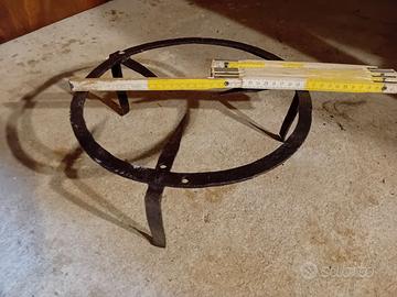 Tripiede in ferro battuto