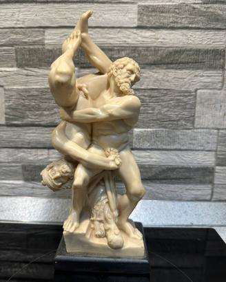 Scultura episodio mitologico di Ercole e Diomede