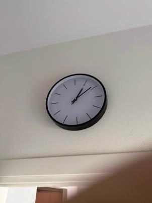 Orologio da parete nero in plastica